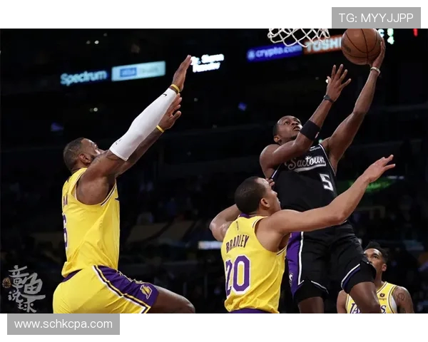 桑普森半场8中3拿下7分5板全能表现助球队稳住局面半场发挥亮眼